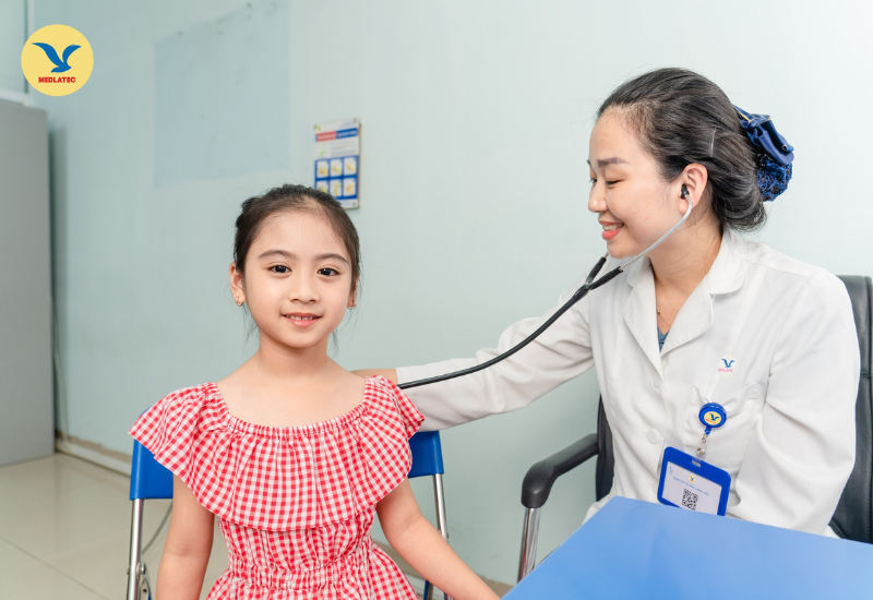 Nếu trẻ có biểu hiện dậy thì sớm, cha mẹ nên đưa trẻ đi khám bác sĩ