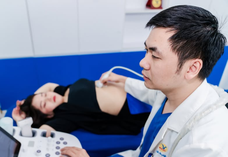 Nếu mẹ bầu bị đau bụng lâm râm đi kèm các biểu hiện bất thường cần đến gặp bác sĩ ngay