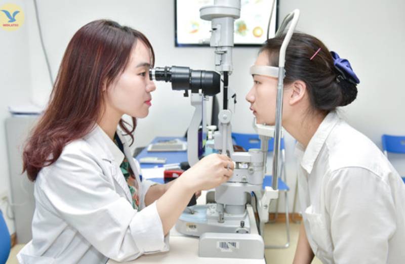 Bạn nên đến gặp bác sĩ nếu nốt lẹo sưng to kèm cơn đau dữ dội