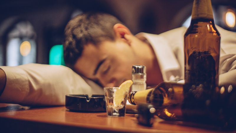 Uống nhiều rượu, bia không những gia tăng khả năng mắc bệnh đột quỵ mà còn làm tăng khả năng mắc chứng cao huyết áp và ảnh hưởng xấu đến tim mạch (Ảnh: Báo Sức khỏe đời sống)