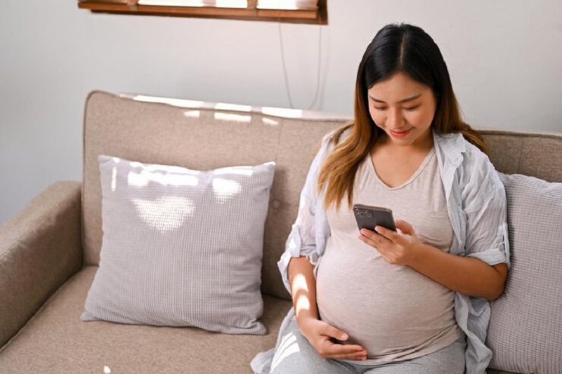 Bị đau nhức khớp tay khi mang thai, mẹ bầu không nên cầm điện thoại quá lâu