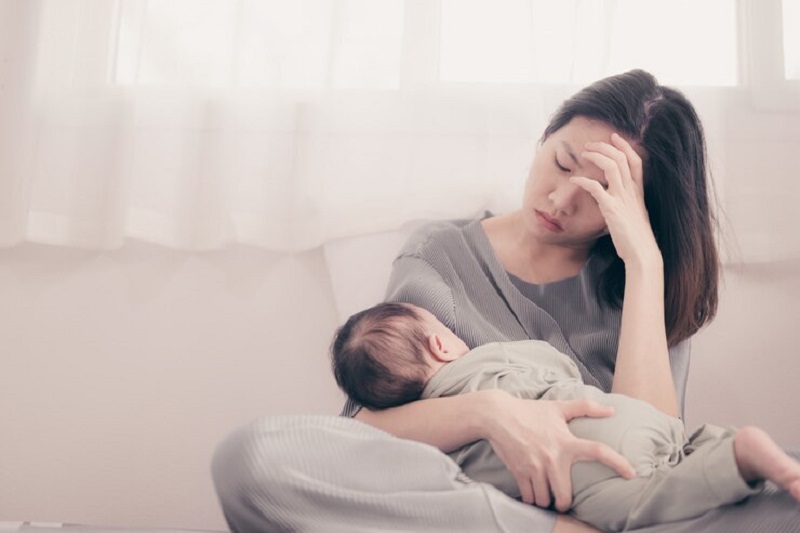 Đau nhức xương khớp kéo dài khiến quá trình chăm con của người phụ nữ thêm mệt mỏi