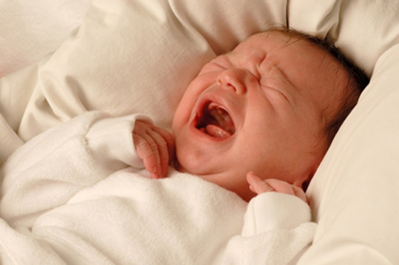 Tình trạng khóc đêm kéo dài có thể ảnh hưởng tới sự phát triển thể chất của trẻ 