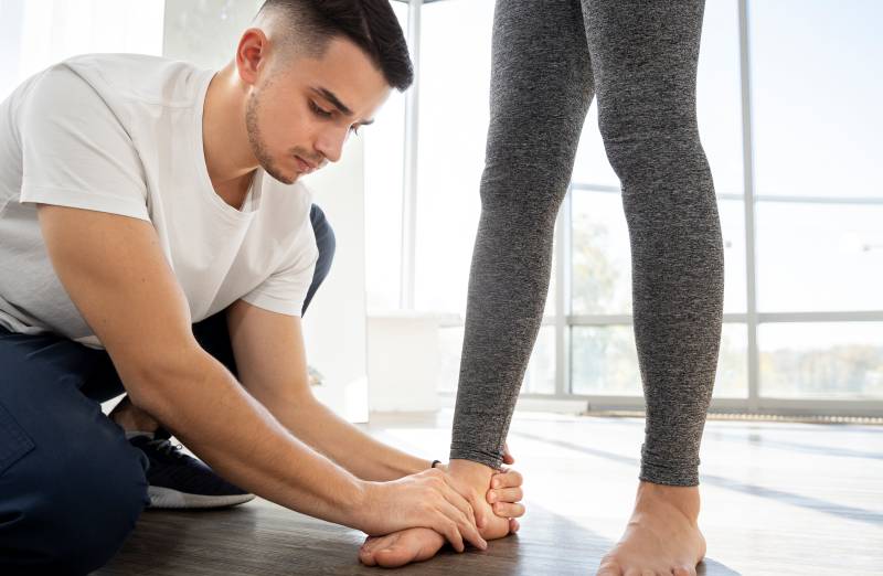 Triệu chứng điển hình của tổn thương thần kinh mác là yếu hoặc liệt cơ duỗi bàn chân và ngón chân