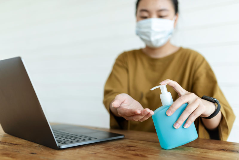 Bạn nên rửa tay bằng xà phòng hoặc cồn khô sau khi tiếp xúc với các bề mặt tại nơi công cộng