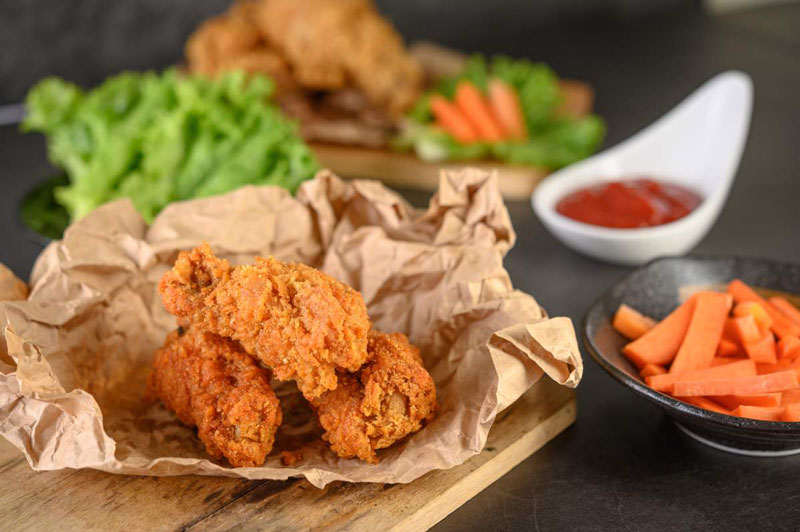 Nên ăn kèm salad với gà rán để trung hòa chất béo
