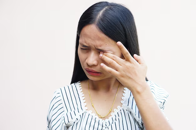 Không dụi mắt khi vùng da quanh mắt bị đỏ rát