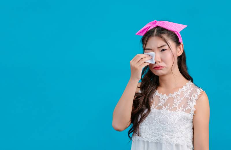 Dị ứng mỹ phẩm là một trong những nguyên nhân gây kích ứng vùng da quanh mắt