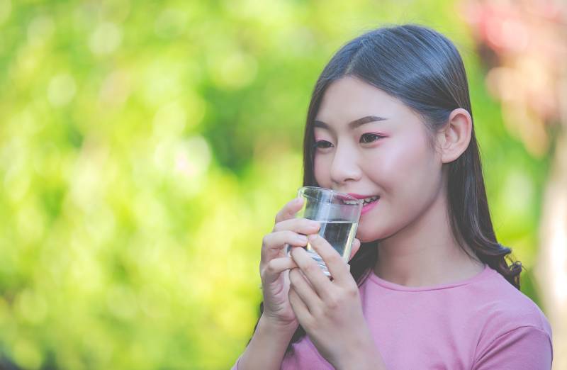 Uống đủ nước là một trong những cách giúp phòng ngừa đỏ rát vùng da quanh mắt