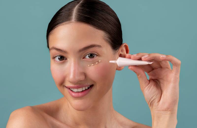 Kem mắt AHC Ageless Real Eye Cream For Face giúp giữ ẩm cho vùng da quanh mắt