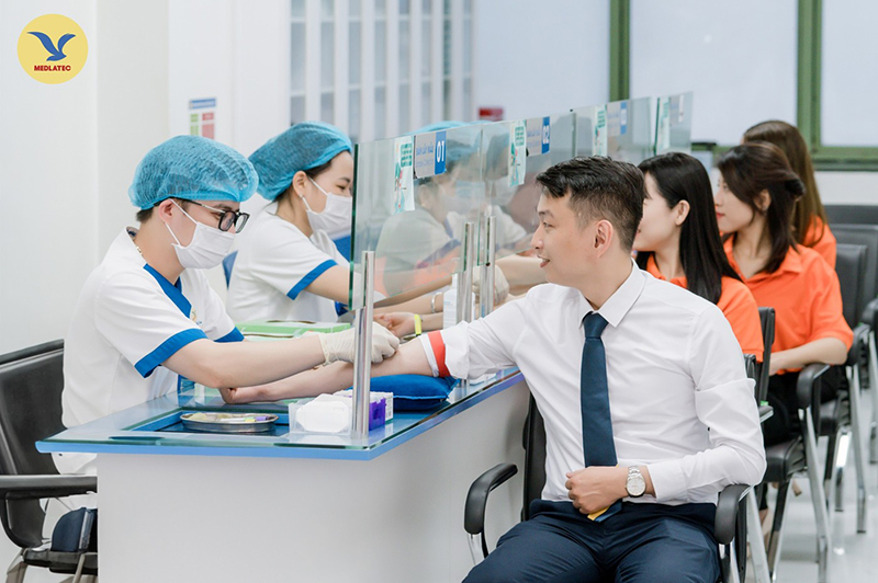 Tổng phân tích máu, AST, ALT, GGT, Cholesterol, Triglyceride,... là những xét nghiệm quan trọng để đánh giá tình trạng sức khỏe 