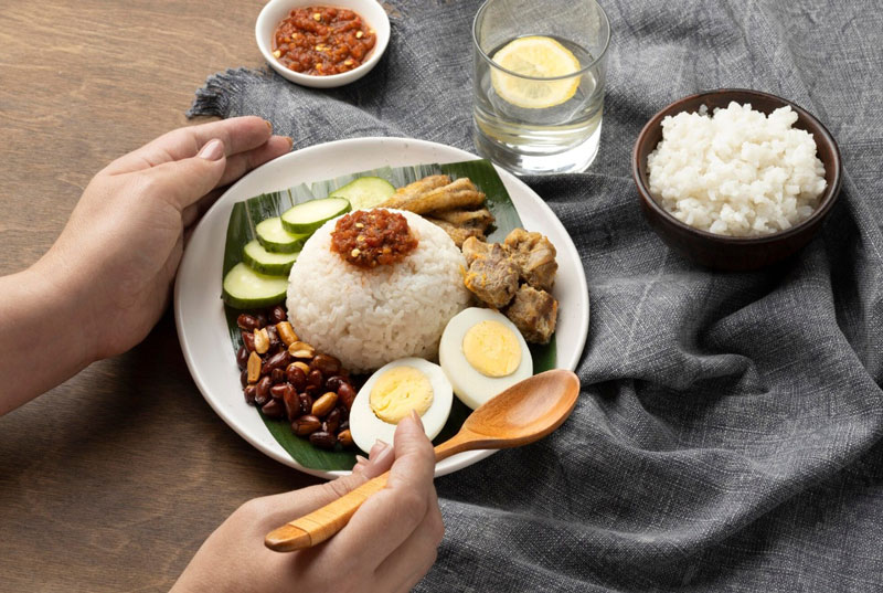 Không nên ăn bánh bò thay bữa chính