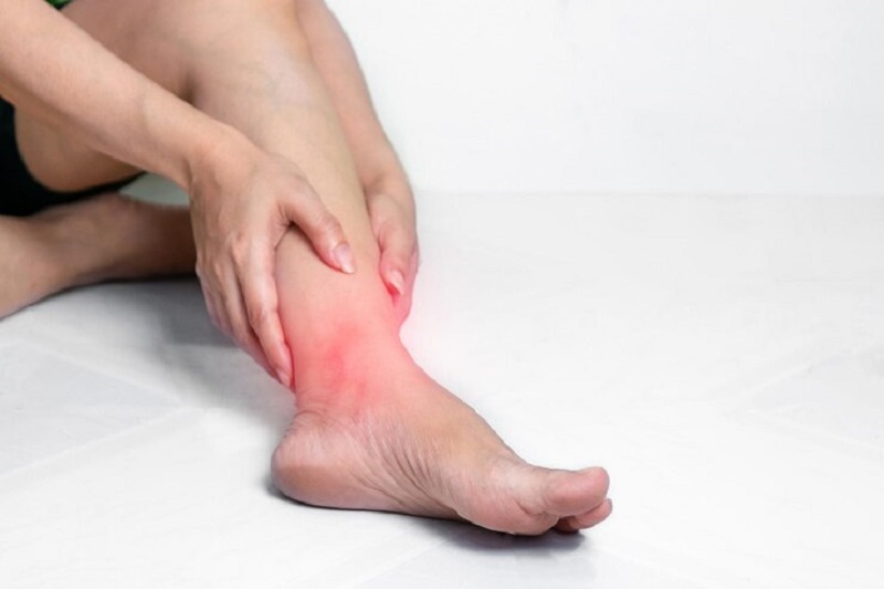 Viêm khớp cổ chân có thể gây đau khớp cổ chân khi ngủ dậy