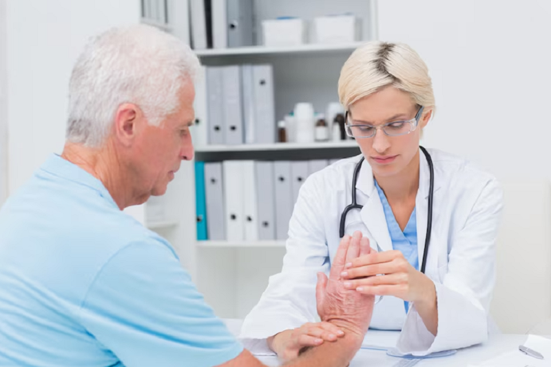 Thăm khám bác sĩ chuyên khoa giúp điều trị ngăn chặn biến chứng do viêm khớp dạng thấp