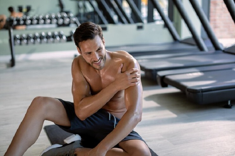 Khởi động không kỹ trước khi tập có thể gây đau khớp vai trong quá trình tập Gym
