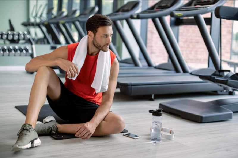 Khi tập Gym bị đau khớp vai, người bệnh cần nghỉ ngơi để tránh tăng áp lực lên cơ và khớp