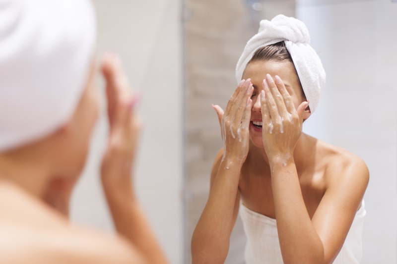 Làm sạch da là bước quan trọng để giảm mụn.
