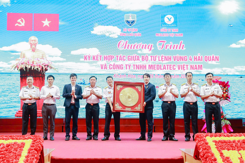 Hệ thống Y tế MEDLATEC trao tặng Bộ Tư lệnh Hải quân Vùng 4 món quà lưu niệm đáp lại tình cảm đón tiếp nồng hậu từ lãnh đạo, cán bộ, chiến sĩ đơn vị 