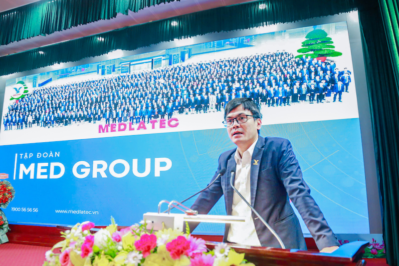 Ông Nguyễn Đình Bắc - Giám đốc Trung tâm Tại nhà Hà Nội, Phó Giám đốc Trung tâm Tại nhà toàn quốc, Hệ thống Y tế MEDLATEC trình bày báo cáo “Giới thiệu MEDLATEC và tổng kết chương trình xét nghiệm miễn phí tại Bộ Tư lệnh Hải quân Vùng 4” 