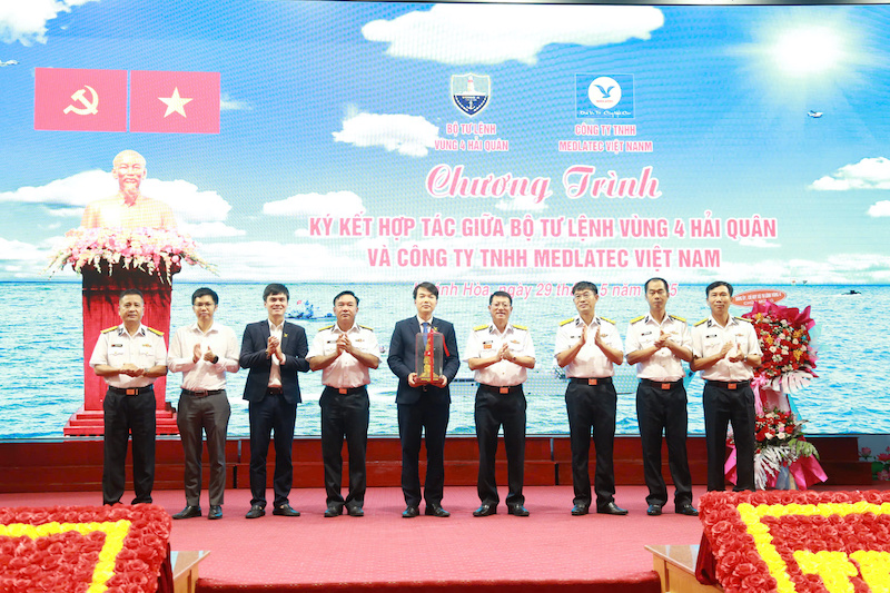 Bộ Tư lệnh Hải quân Vùng 4 trao tặng Hệ thống Y tế MEDLATEC món quà lưu niệm sau thành công của buổi lễ 