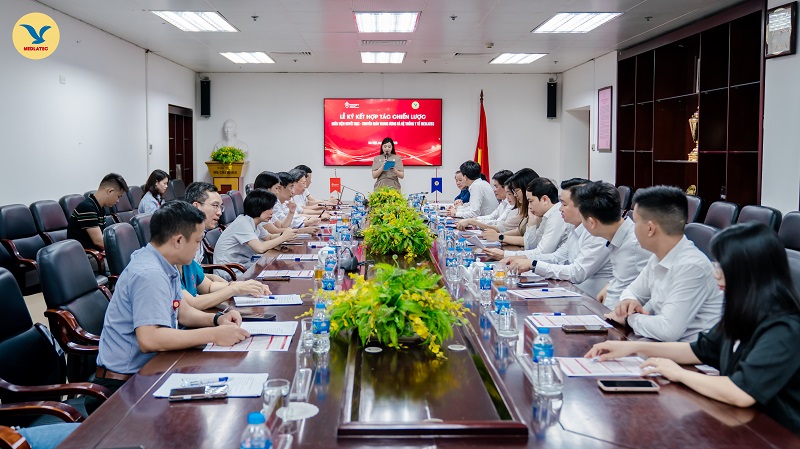 Buổi lễ ký kết có sự tham dự của lãnh đạo hai đơn vị y tế cùng nhiều cán bộ chủ chốt ở khoa, phòng, ban liên quan