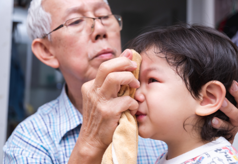 Chườm lạnh là giải pháp hiệu quả giúp giảm u trán ở trẻ