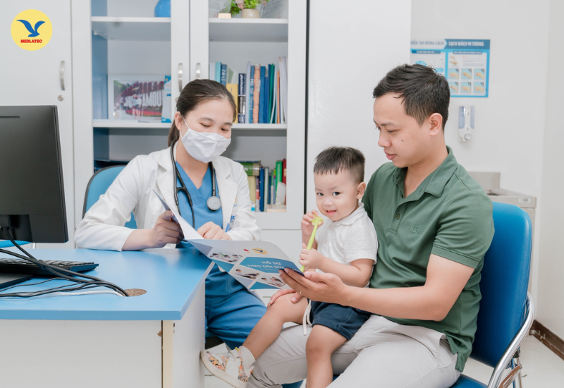 Khi bị u trán và trẻ có những dấu hiệu bất thường, bố mẹ hãy đưa trẻ đến bệnh viện để được kiểm tra và xử lý kịp thời