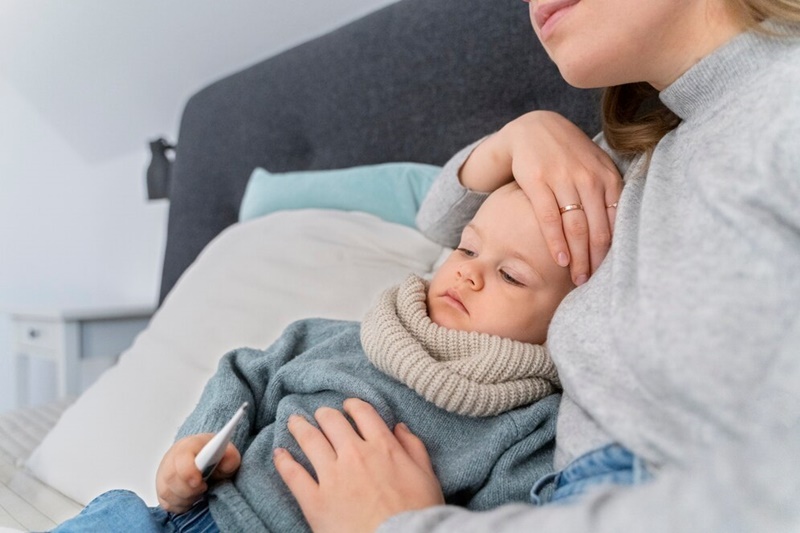 Mẹ không nên chủ quan khi trẻ sốt cao