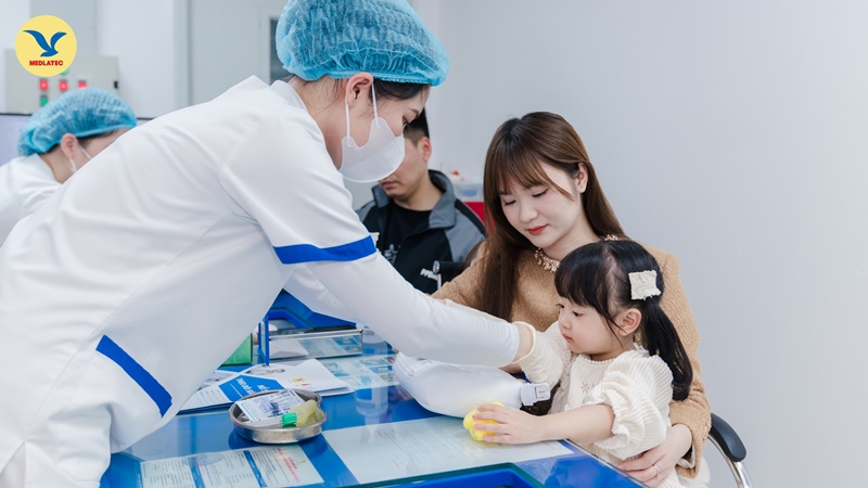 Cha mẹ cần đưa trẻ đi khám nếu trẻ có triệu chứng bất thường