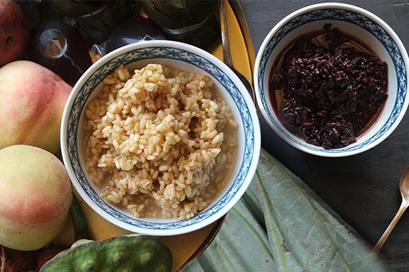 Cơm rượu nếp ăn cùng với một chút đường là câu trả lời đầu tiên cho thắc mắc ngày diệt sâu bọ ăn gì