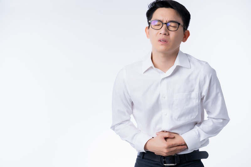Đau bụng âm ỉ là triệu chứng thường gặp của viêm ruột mạn tính