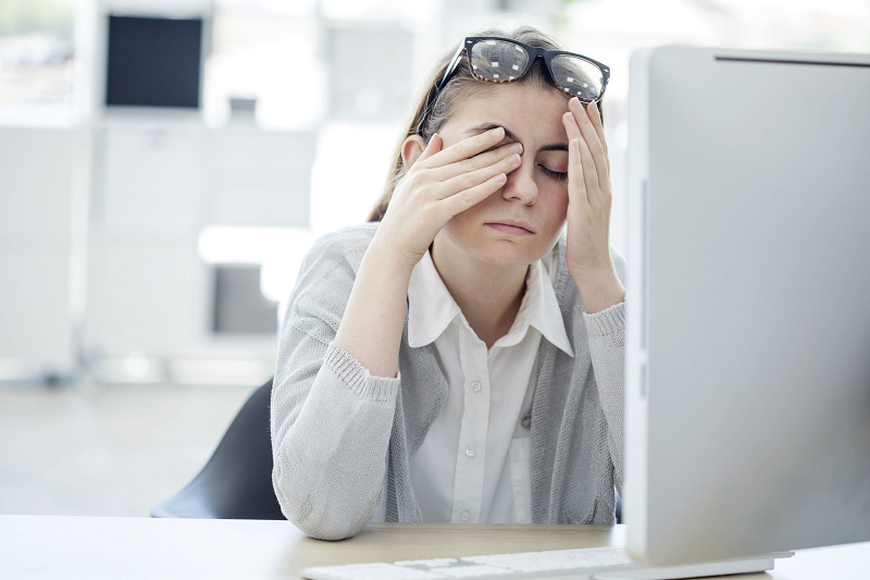 Mỏi mắt là một trong các dấu hiệu sớm của suy giảm thị lực.
