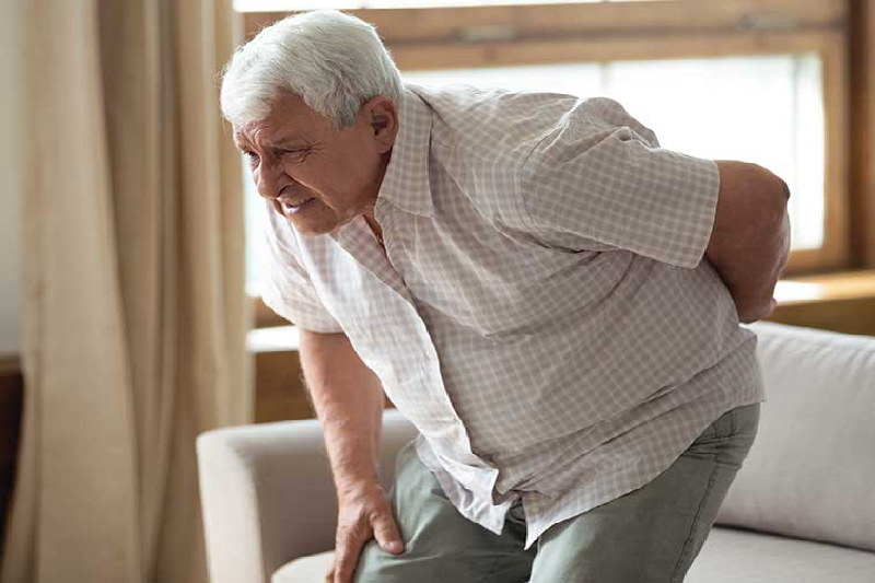 Người bệnh có cảm giác nặng nề ở vùng lưng giữa, khó đứng thẳng lưng.