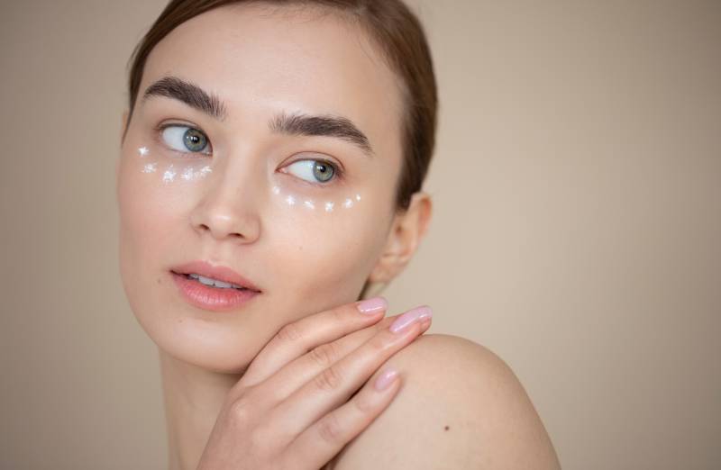 Khi lựa chọn kem trị thâm mắt bạn cần chú ý đến đánh giá của người dùng trước đó