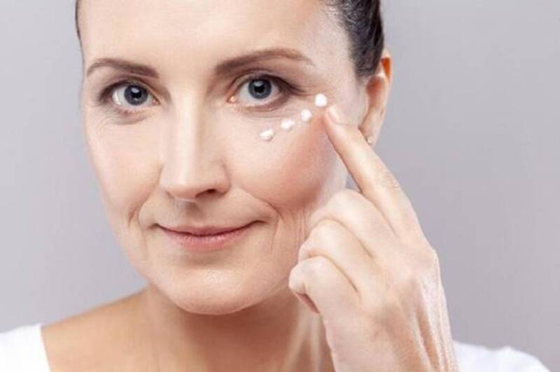 Sử dụng kem trị thâm mắt đúng cách sẽ giúp mang lại hiệu quả tốt