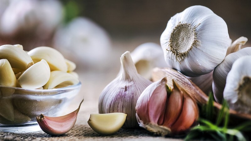 Dùng tỏi tươi là mẹo chữa đau răng cho mẹ cho con bú được nhiều người áp dụng