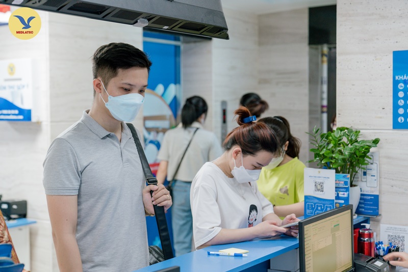 Bạn nên đi khám nếu nghi ngờ biểu hiện khô họng là do bệnh lý