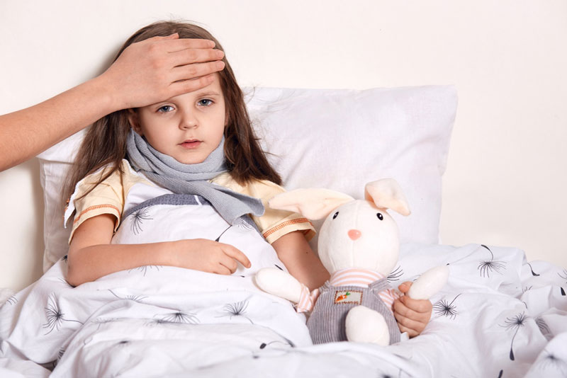 Nếu trẻ bị sốt cao kèm theo các triệu chứng bất thường khác, bạn hãy đưa trẻ đến cơ sở y tế để được thăm khám