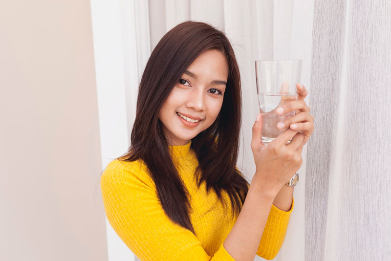 Sau khi ăn cơm cháy bạn nên uống nhiều nước để thúc đẩy hoạt động tiêu hóa, thanh lọc cơ thể
