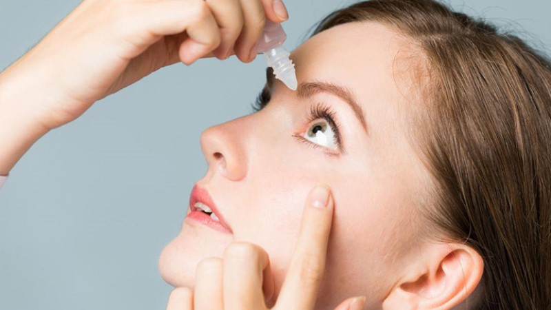 Nhỏ mắt để điều trị bệnh lý về mắt như viêm kết mạc, đau mắt đỏ,...