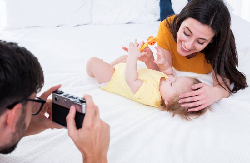 Ba mẹ nên tăng cường giao tiếp bằng ánh nhìn và cảm xúc để giúp con phát triển khả năng quan sát