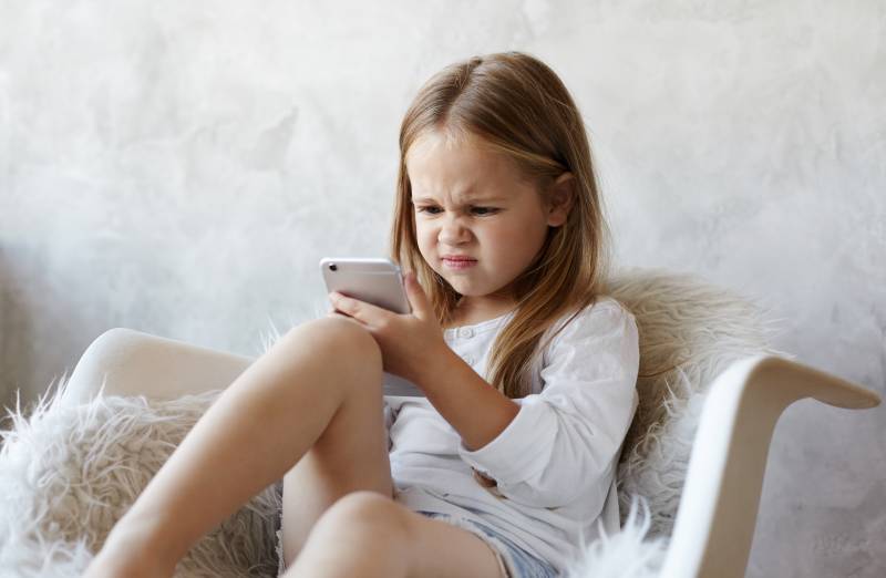 Ba mẹ cần hạn chế cho trẻ tiếp xúc với màn hình điện tử