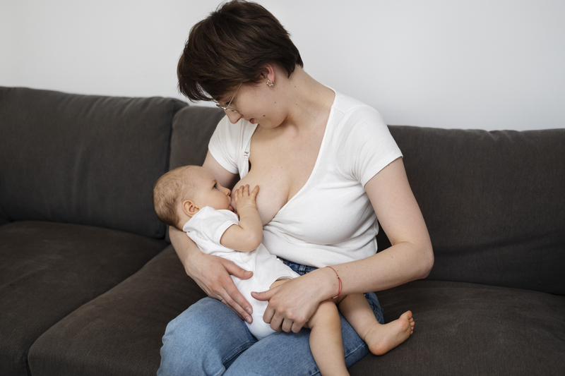 Mẹ bị sốt sau tiêm vẫn nên cho con bình thường