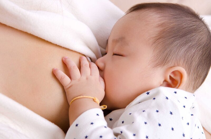 Mẹ nên điều chỉnh tư thế khi cho con bú sẽ giúp kiểm soát lượng sữa chảy ra hiệu quả
