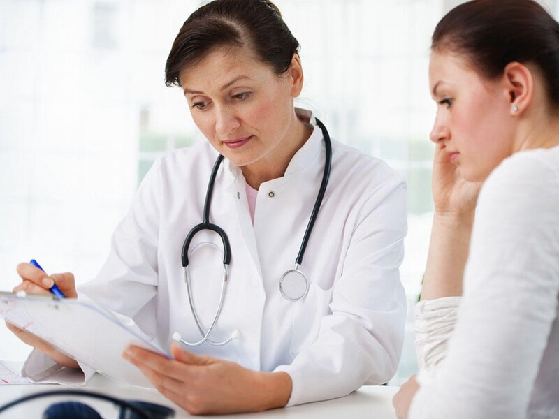 Chị em nên đi khám bác sĩ nếu cơn đau kéo dài, lan rộng và không cải thiện dù đã áp dụng nhiều cách