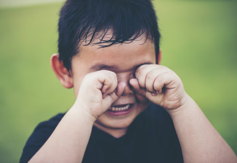 Khóc quấy nhưng khó có nước mắt là dấu hiệu mất nước ở trẻ