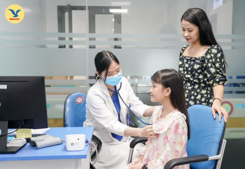 Cần nhanh chóng đưa trẻ đến bệnh viện để được kiểm tra và điều trị kịp thời khi có dấu hiệu mất nước nghiêm trọng