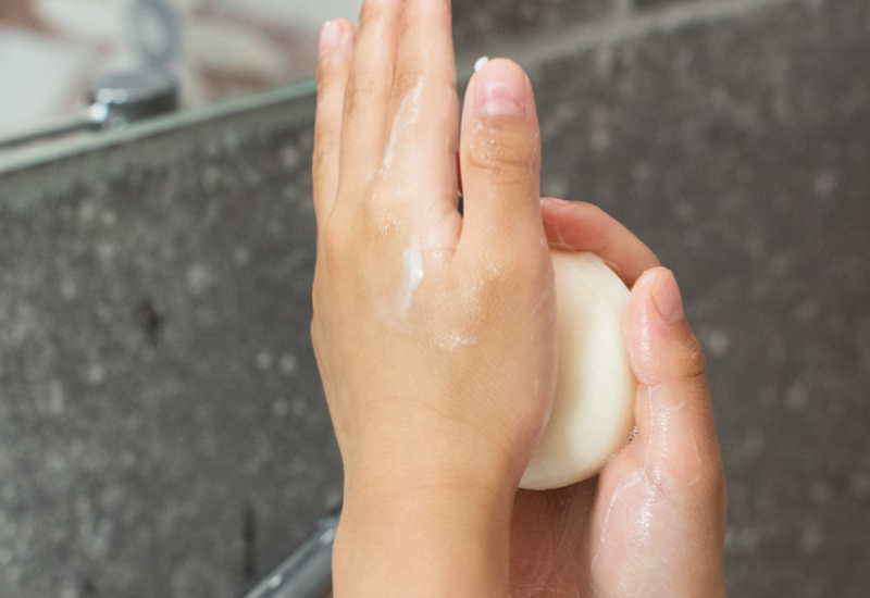 Cha mẹ nên chọn sản phẩm tắm gội, giặt đồ không chứa chất tẩy mạnh khi trẻ em bị tróc da đầu ngón tay