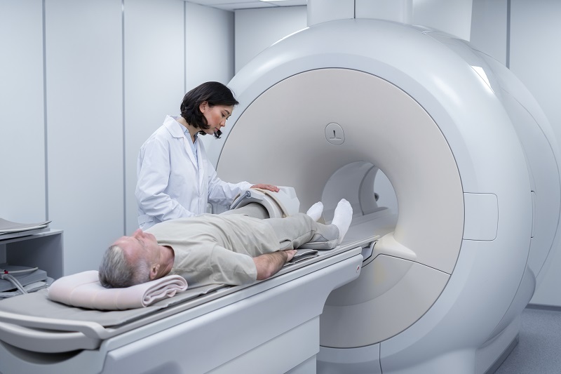 Chụp CT scan để khảo sát chi tiết cấu trúc xương nếu nghi ngờ tổn thương kín.