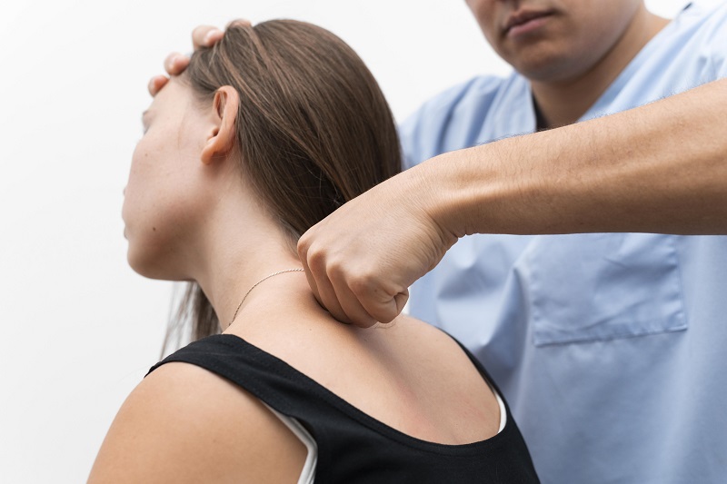 Liệu pháp massage vùng cổ - chẩm giúp làm mềm và thư giãn cơ.